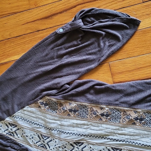 TINY/Anthropologie embroidered top - Picture 3 of 6